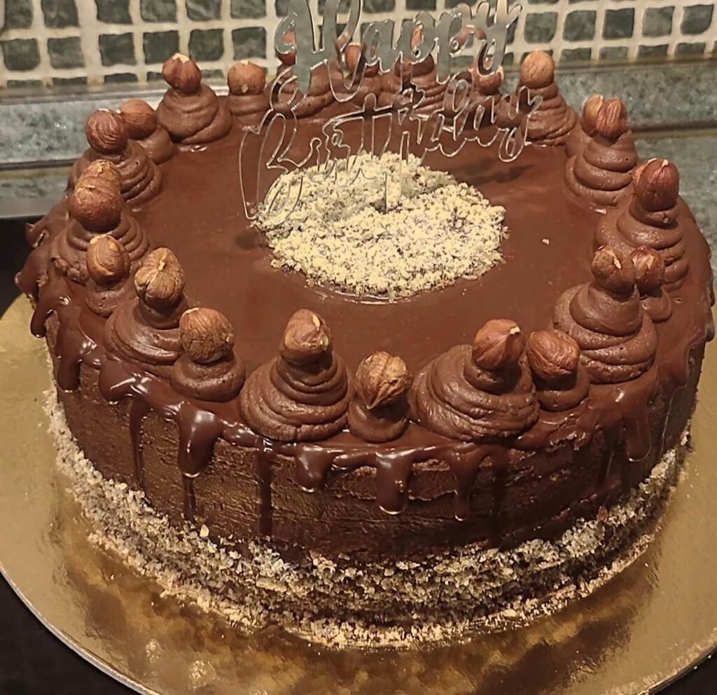 Čoko nugat torta na pladnju uz topper natpis Happy Birthday